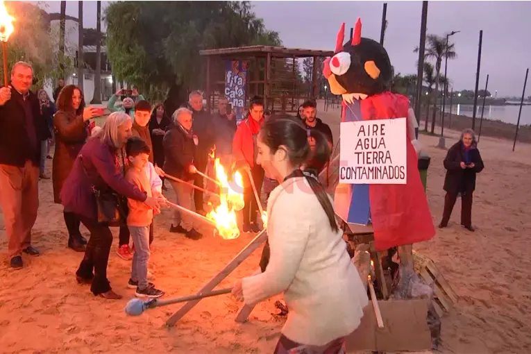 La tradicional quema del muñeco de Sant Joan volverá a reunir a familias en la Costanera de Paraná