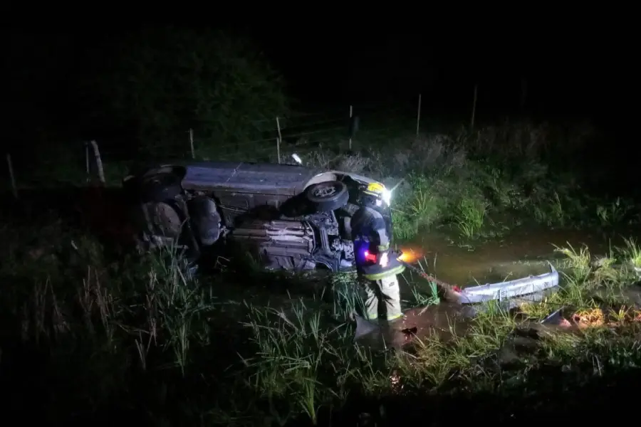 Despiste y vuelco en la Ruta 14: dos personas resultaron heridas cerca de Ceibas