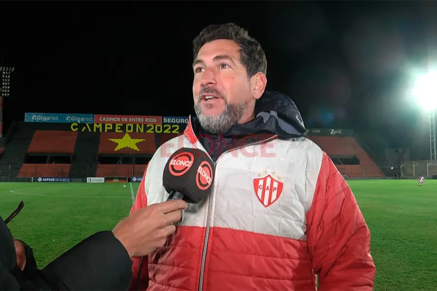 Nicol&aacute;s Su&aacute;rez, DT de Atl&eacute;tico Paran&aacute;. Foto: Elonce.