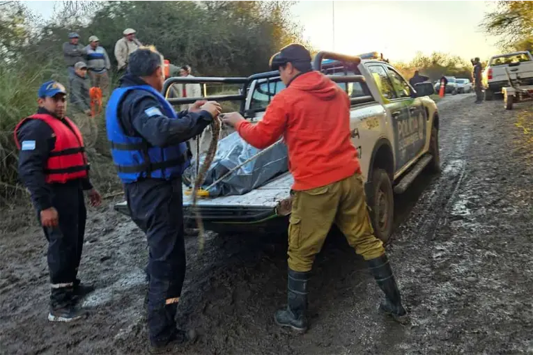 Murió un peón rural que intentó cruzar a caballo un arroyo y lo arrastró la corriente