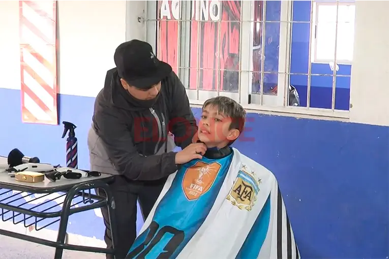 Realizaron jornada solidaria con cortes de pelo, merienda y abrigo para chicos de Sportivo Urquiza