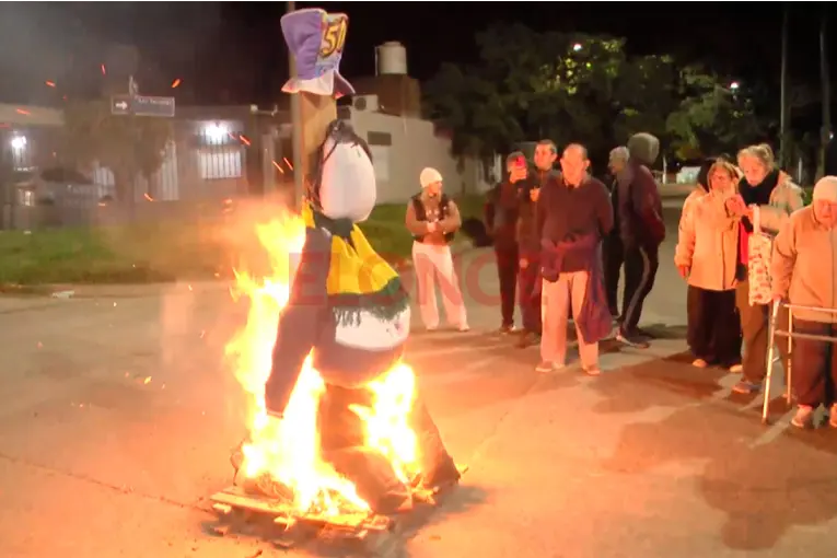 Quema del muñeco de San Juan: una tradición que volvió a encenderse en barrio San Agustín