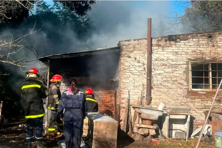 Se incendió la casa de un jubilado y su hermano logró rescatarlo en Rosario del Tala