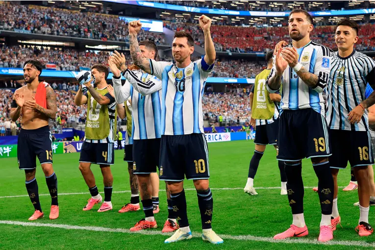 El plantel celebró a Messi: camisetas con fotos y un mensaje que conmovió al capitán