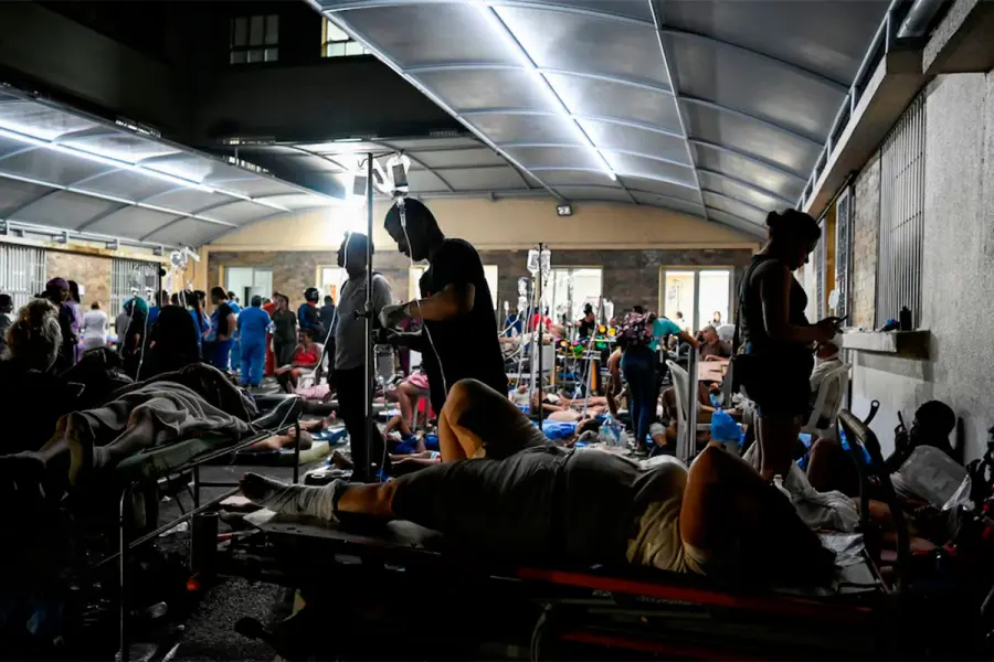 Plazas, parques y calles se llenan de familias que buscan refugio tras los terremotos en Venezuela (Reuters)