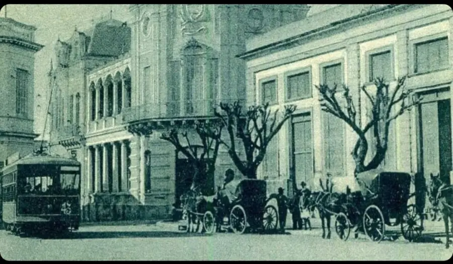 1926, detr&aacute;s la vieja Casa de Gobierno, luego Colegio Normal (gentileza de Juan Jos&eacute; Batistuti)