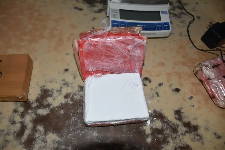 Detuvieron a una mujer con más de dos kilos de cocaína adosados al cuerpo
