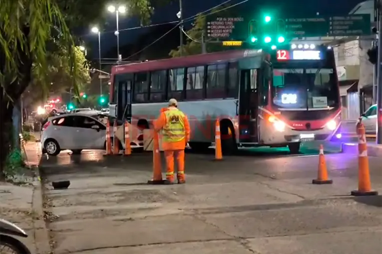Choque entre un colectivo y un auto en avenida Ramírez provocó demoras en el tránsito