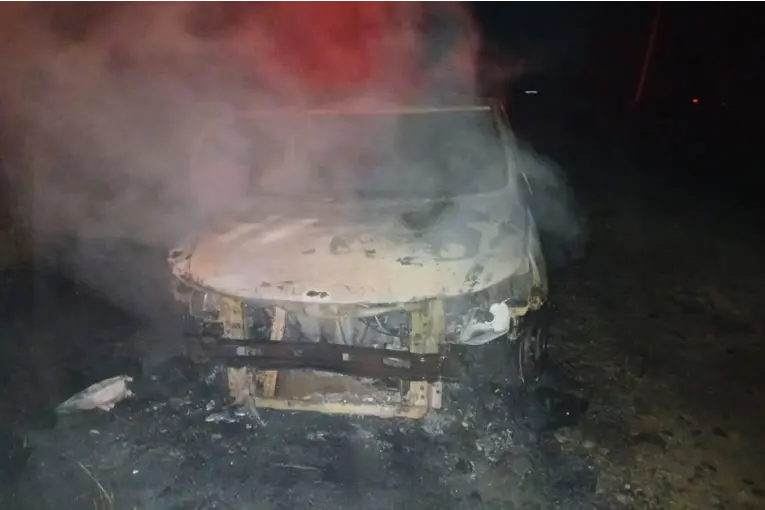 Una explosión desató el incendio de un auto en Brazo Largo: una familia logró salir a tiempo