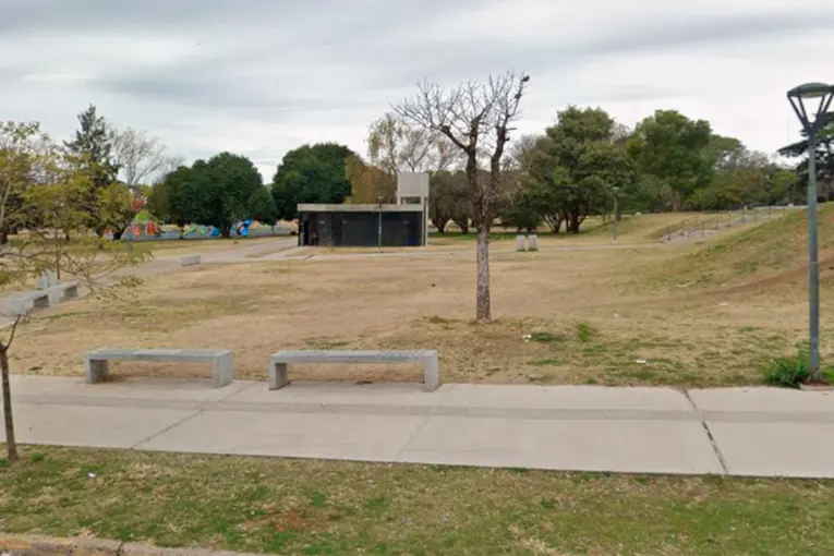 Detuvieron a una mujer por realizar grafitis en los baños de la plaza Mujeres Entrerrianas