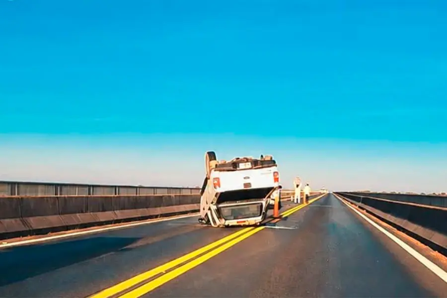 Vuelco sobre puente Victoria-Rosario