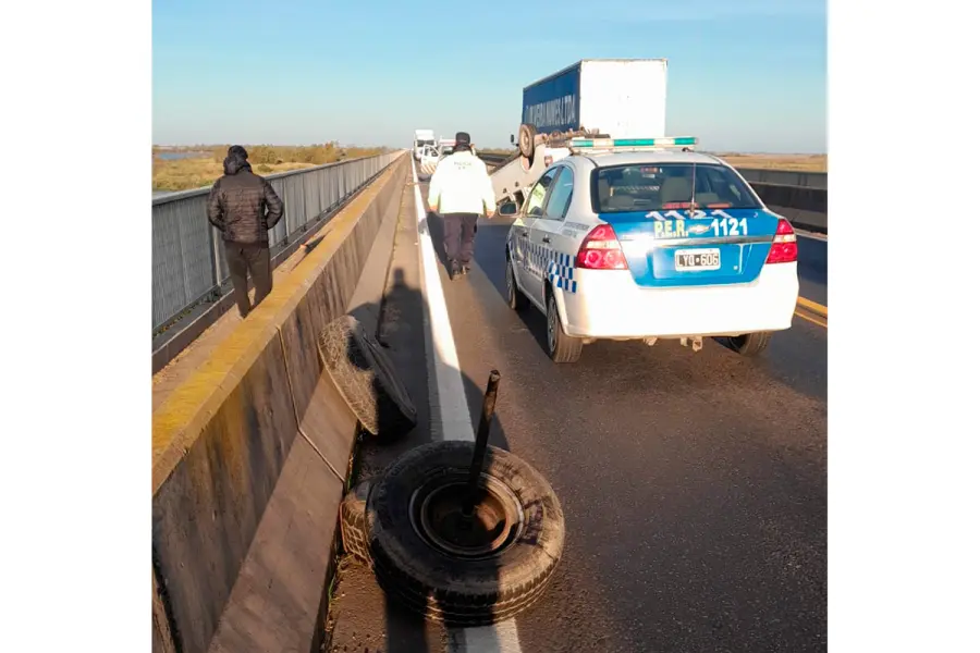 Vuelco sobre puente Victoria-Rosario (foto Polic&iacute;a de Entre R&iacute;os)