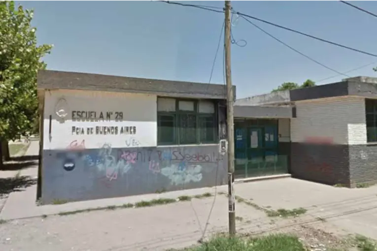 Fue a una reunión en la escuela, ingresó al aula y golpeó a la maestra