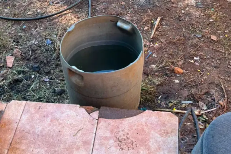 Un niño de un año fue hallado sin vida dentro de un tambor con agua en el patio de su casa