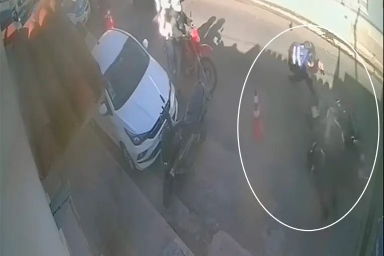 Video: adolescentes en moto chocaron a un policía para escapar de un control en Paraná