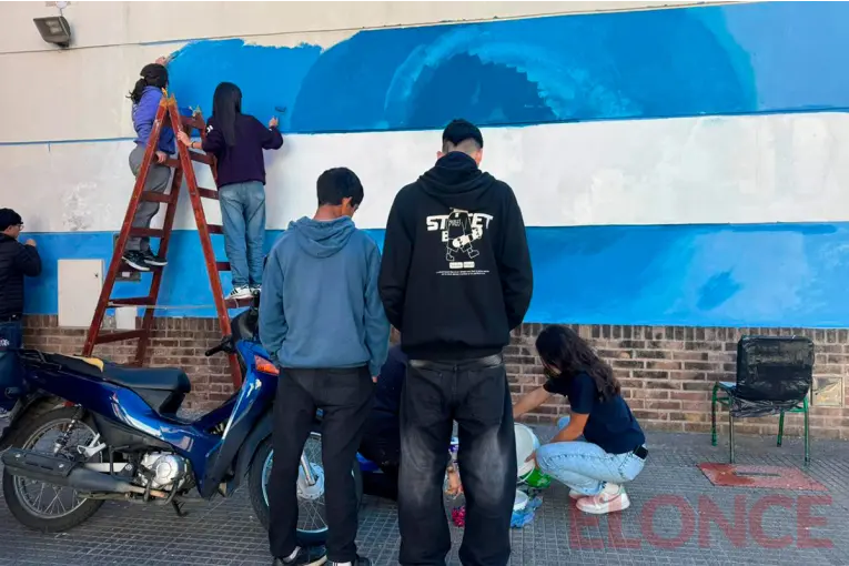 Alumnos pintaron un mural para identificar a la Escuela "Congreso de Oriente" de Paraná