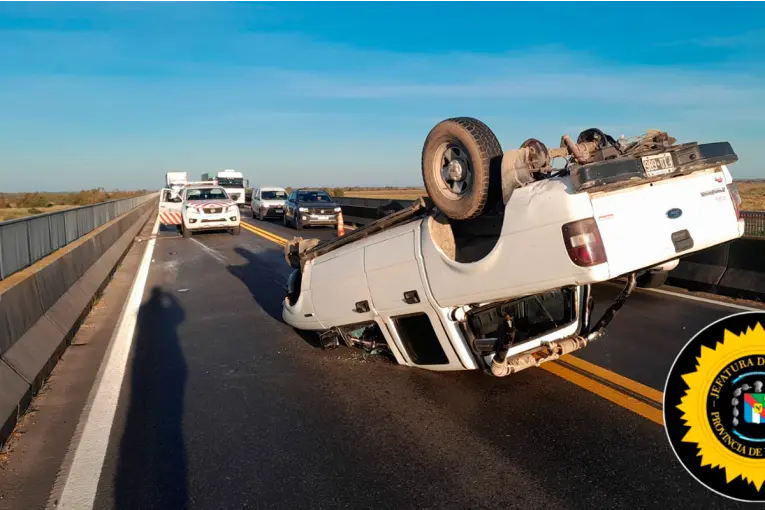 Camioneta perdió una rueda y volcó sobre el puente Victoria-Rosario