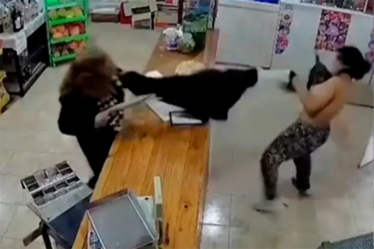 Intentó robar, quedó semidesnuda en el forcejeo y volvió para pedir que borren el video