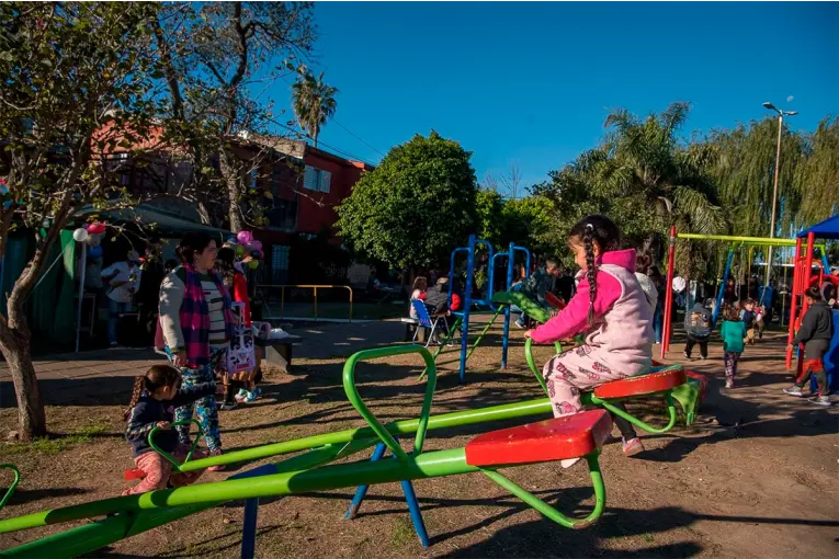 Renovaron Plaza de los Olivos de Paraná con nuevos juegos, senderos y sectores recreativos