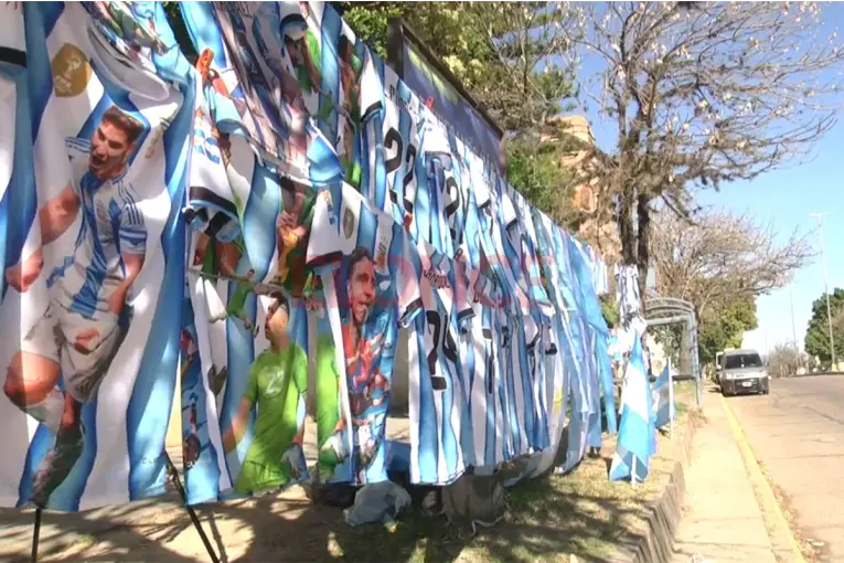 Crece la venta de camisetas, banderas y accesorios en la previa del partido de Argentina y Jordania