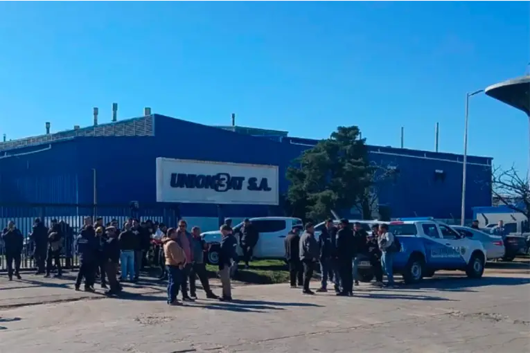 Fábrica de baterías comunicó despidos a un centenar de trabajadores y crece la incertidumbre por su futuro en Gualeguaychú