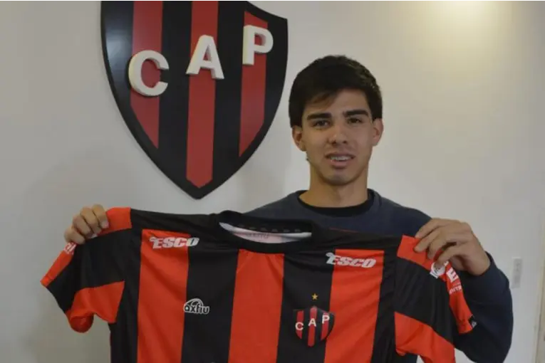 El defensor Alejandro Leiva firmó su primer contrato profesional en Patronato