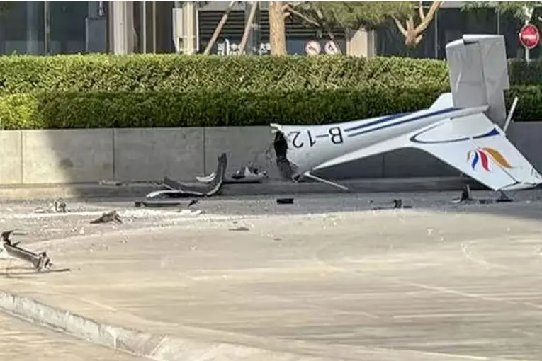 Una avioneta se estrelló contra el rascacielos más alto de Beijing: el video