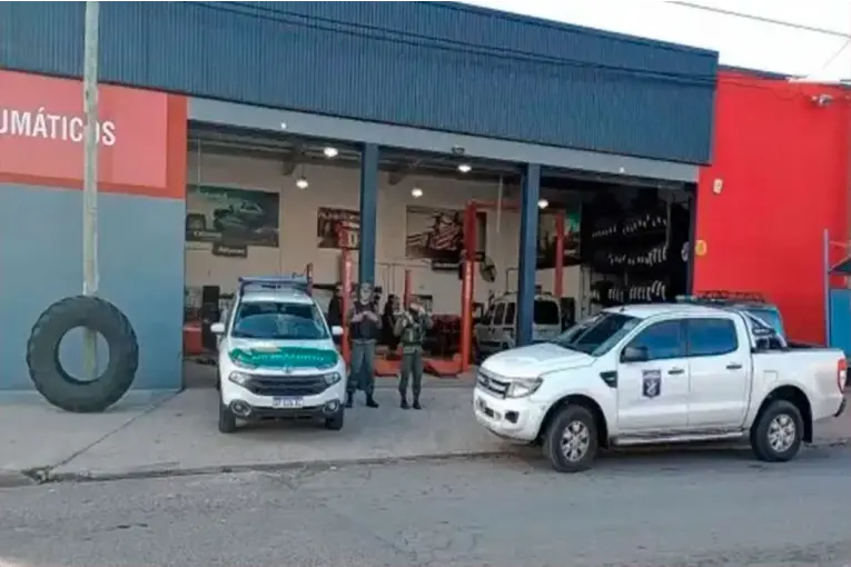 Contrabando de neumáticos: detalles de cómo operaba la red que terminó con un jefe policial y otros 16 imputados