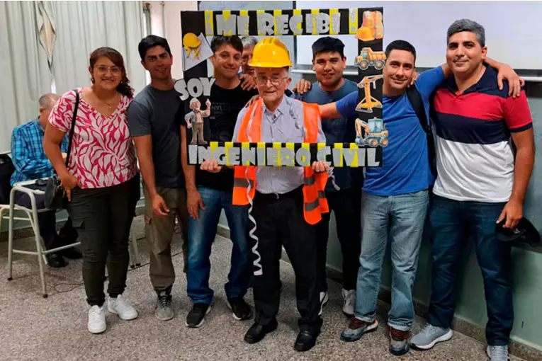 A los 75 años se recibió de ingeniero y dejó una lección: Todavía apuesto al futuro
