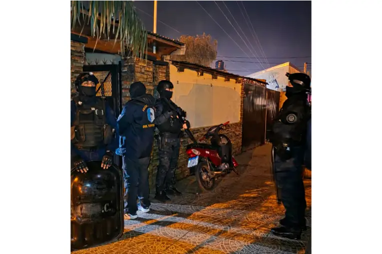 Cinco detenidos y droga secuestrada en sendos allanamientos en Concordia