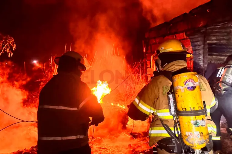 Una vivienda fue consumida por las llamas de voraz incendio en Paraná