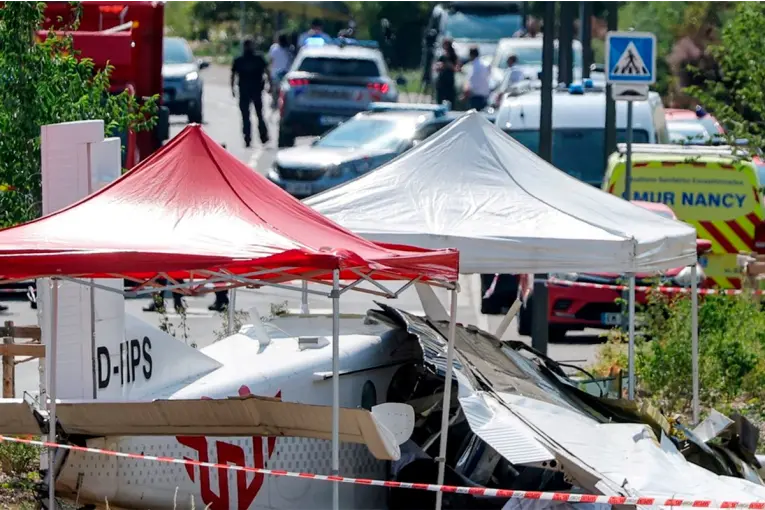 Tragedia en Francia: se estrelló una avioneta y murieron 11 paracaidistas
