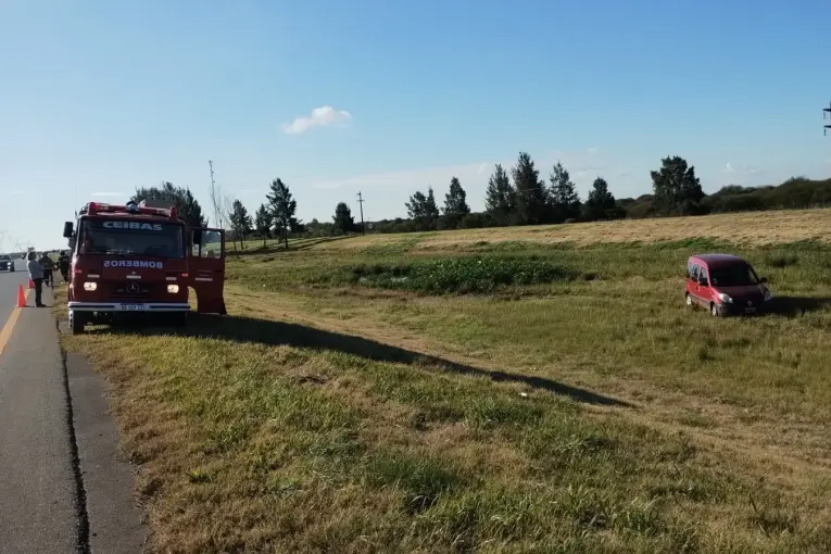 Despiste en la Autovía 14: una camioneta terminó en los bañados del cantero central