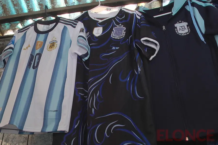 Camisetas de Argentina en Mercado Las Pulgas (foto Elonce)
