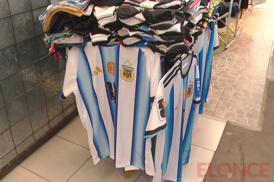 Camisetas de Argentina en Mercado Las Pulgas (foto Elonce)