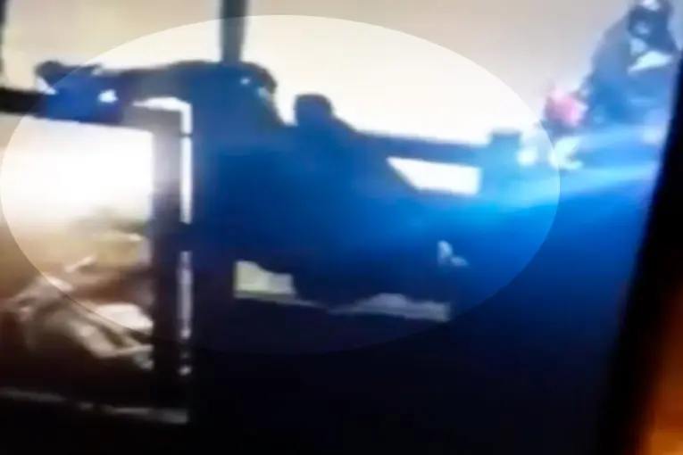 Quiso entrar a robar a una casa, quedó atrapado en una reja y tuvieron que rescatarlo