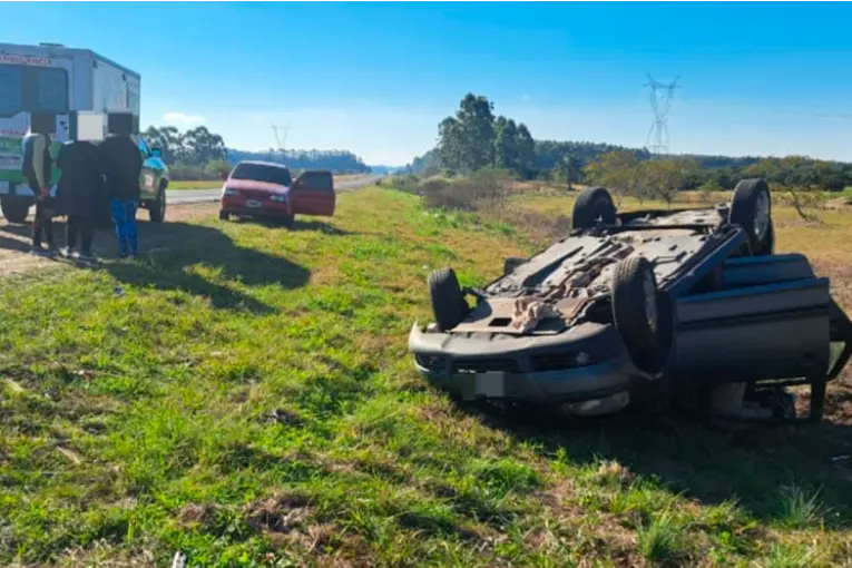 Se distrajo con el celular, despistó y volcó su auto en la Ruta 14: la conductora resultó herida