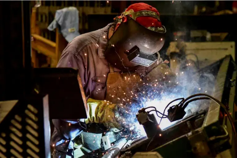 La actividad económica creció 1,6% interanual en abril, pero cayó frente a marzo