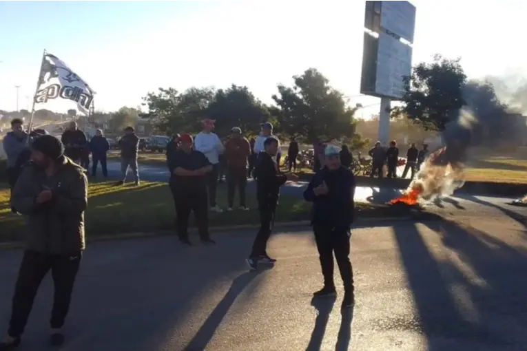 Trabajadores de Granja Tres Arroyos volvieron a manifestarse por la reapertura de la planta