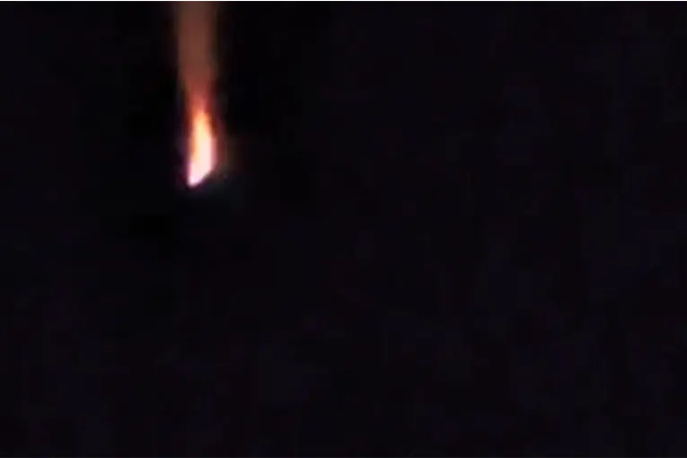 Videos: un extraño fenómeno luminoso sorprendió a vecinos en el cielo entrerriano