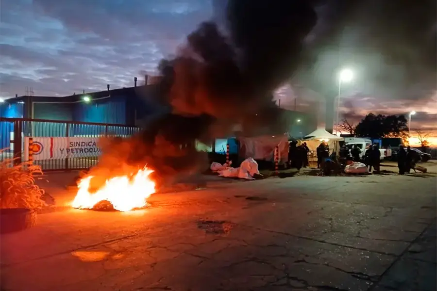 Los 100 operarios despedidos de Uni&oacute;n Bat acampan en la planta de Gualeguaych&uacute; (foto R2820)