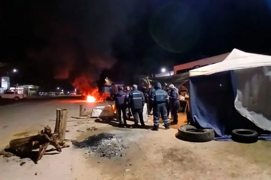 Los 100 operarios despedidos de Uni&oacute;n Bat acampan en la planta de Gualeguaych&uacute; (foto R2820)