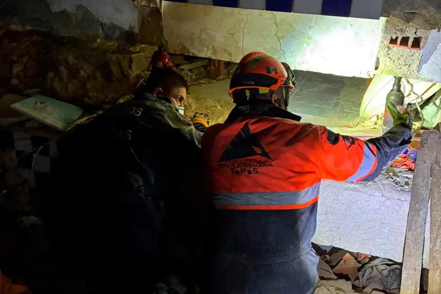 Tareas de rescate tras terremotos en Venezuela (foto Mariano Gastiazoro)