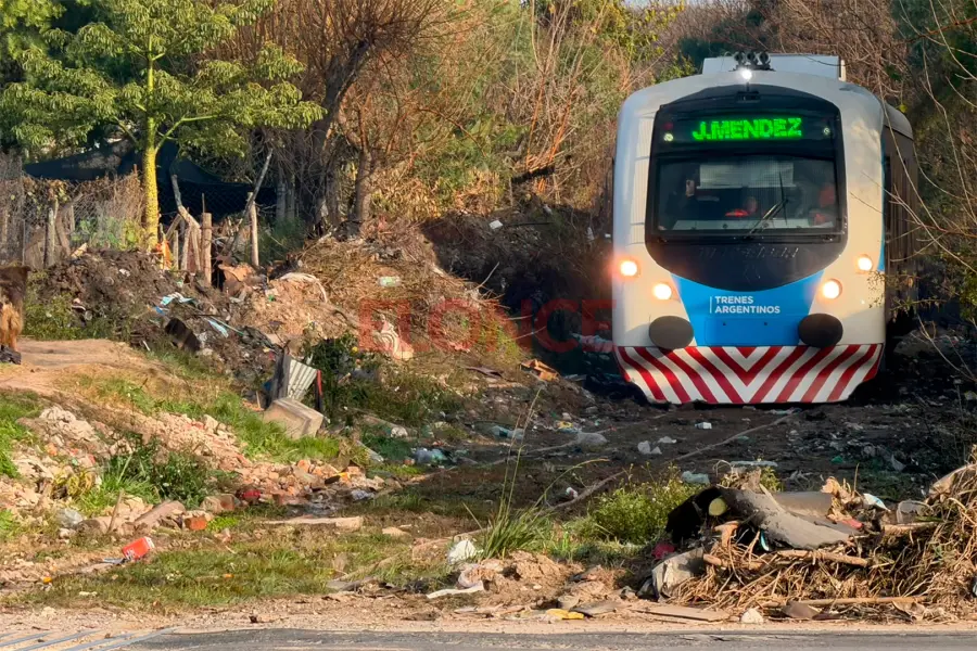 Pruebas t&eacute;cnicas al tren que conecta Paran&aacute; con La Picada (archivo Elonce)