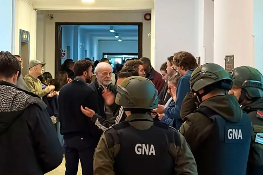 A primera hora de la tarde irrumpi&oacute; Gendarmer&iacute;a en el lugar.