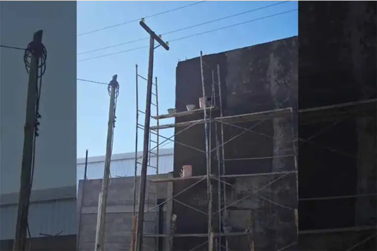 Un joven de 18 años murió electrocutado mientras colocaba una chapa en una obra
