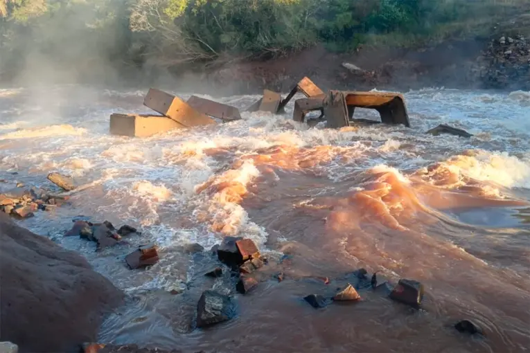 Por la crecida del río Uruguay cerraron pasos fronterizos y un puente en Misiones
