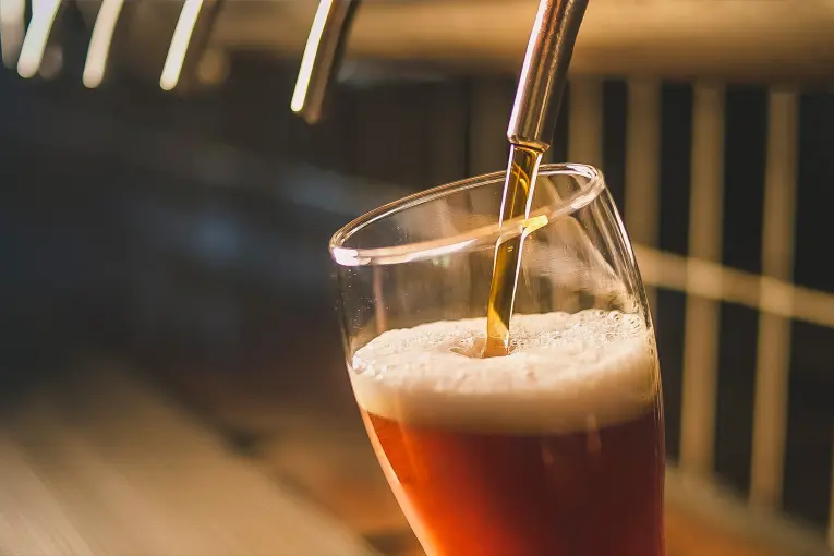 Cadena de cervecería cierra otra sucursal tras la caída del consumo