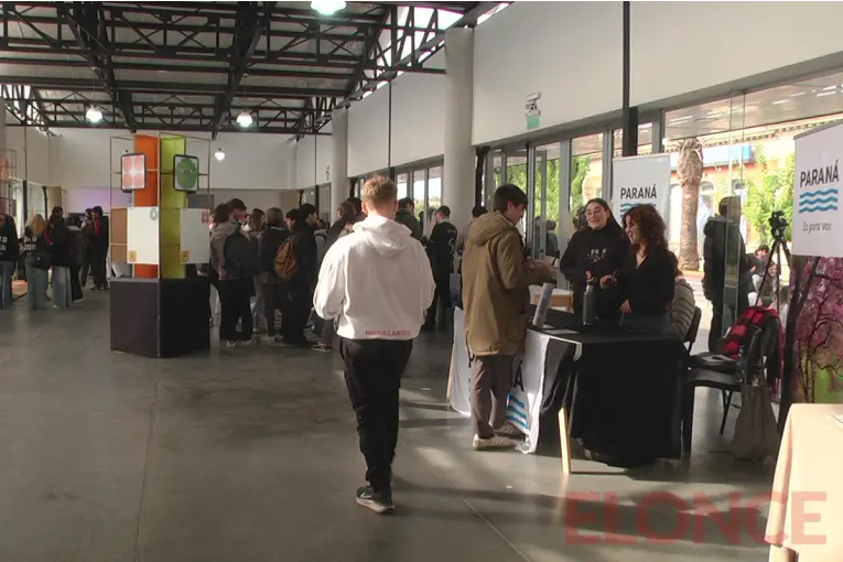 Construir Futuro: testimonios de alumnos en feria de carreras de Sala Mayo