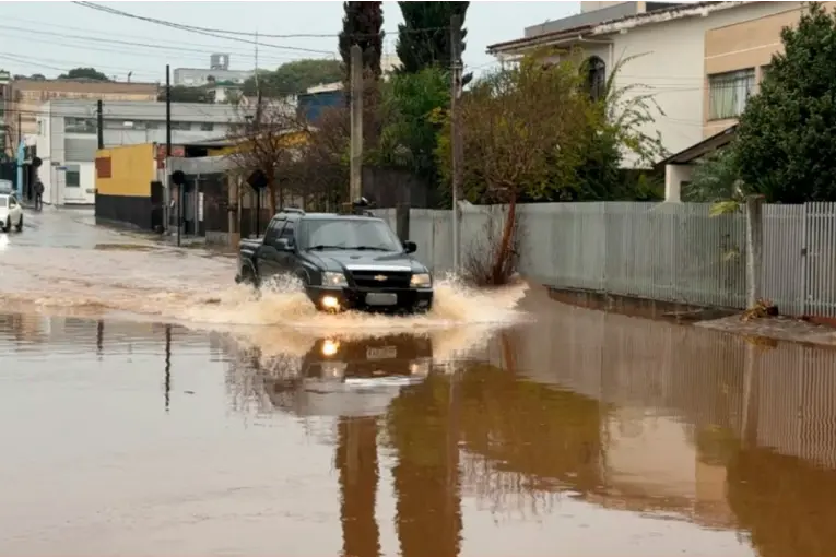 El Niño y un ciclón extratropical mantiene al sur de Brasil en alerta por temporales y vientos de hasta 100 km/h